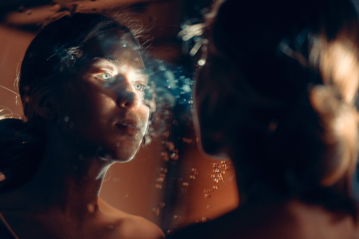 Y detrás, la psicología lo confirma: cuando cambia la forma de hablarse a uno mismo, a menudo le siguen elecciones concretas.