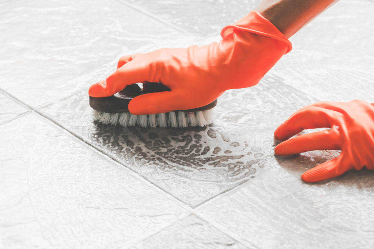 Existe un ingenioso truco que te ayudará a limpiar las juntas del suelo.